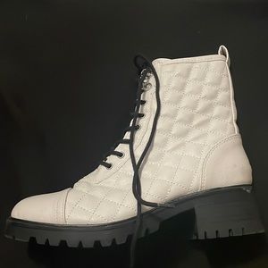Size 6 lace up combat with zipper